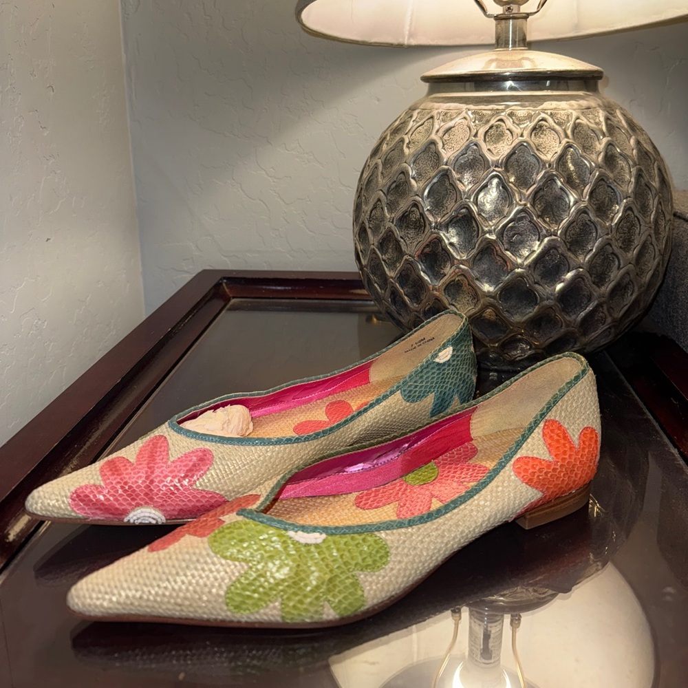 Pointed toe flower flats